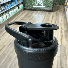 Edelstahl-Shaker mit Plastikdeckel und Sieb 700ml in der Farbe schwarz matt