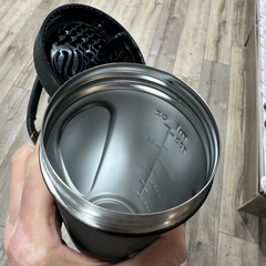 Edelstahl-Gehäuse und 700ml Skalierung